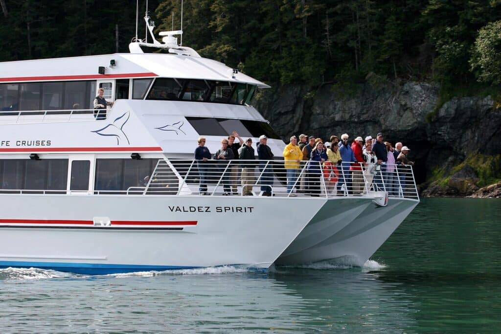 Valdez Spirit boat with lots of passengers